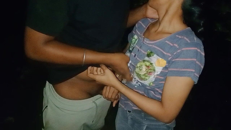 NikiRathod: 2. Den Kouření V Džungli S Divyou - Série Kouření