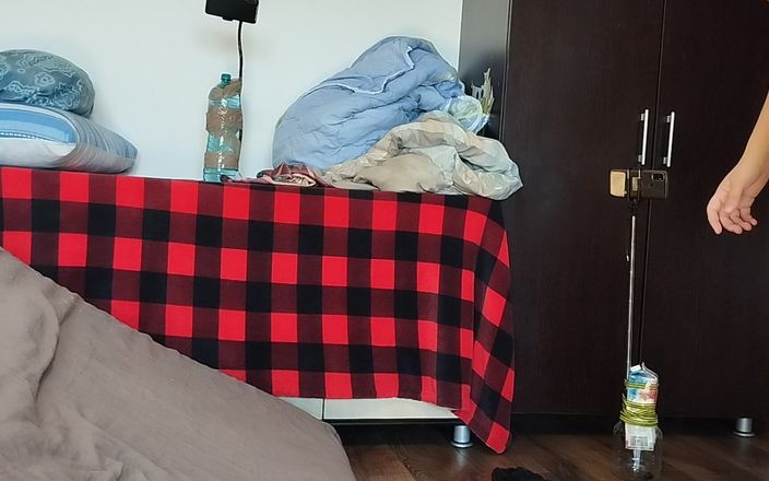 Mirsur: Une femme amateur essaye des vêtements et les coupe