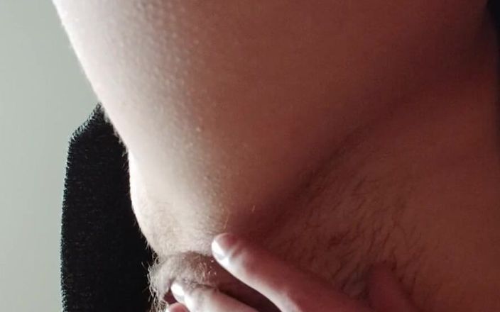 Lesbian-illusion: Mi masturbo la mia figa pelosa intensamente fino a quando...