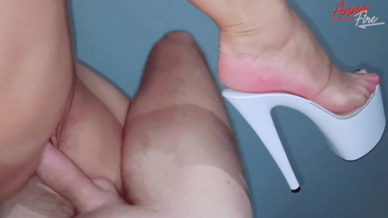 Anna Fire: Big-ass MILF in high heels helps you relax