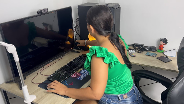 Pronoia Mey: Một mình ở nhà với anh trai kế của tôi, tôi...