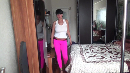 Sexy Milf: Kate sexy cammina in pantaloni da yoga tacchi alti e...