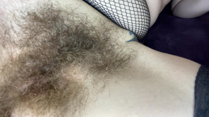Cuteblonde666: 털이 무성한 보지를 클로즈업으로 딜도로 따먹는 거유녀