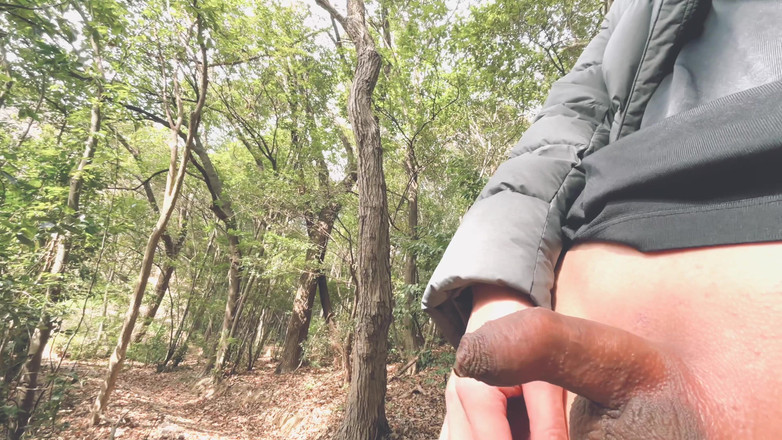 hueikun: Ein junge mit einer kleinen vorhaut pinkelt einen riesigen bach...