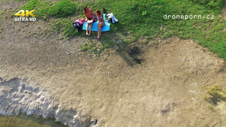 Peaches and Bananas: Teen am fkk-strand von Drohne gefilmt