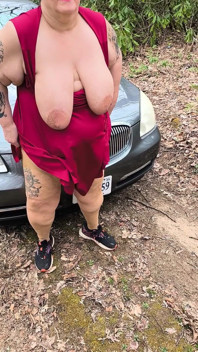 Ooh, il y a la merveille de Dirt Road dont elle regarde elle sucer son putain de perdant coquin et coquin