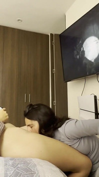 Sexo Lesbico Mientras Mijor Amiga Juega Videojuegos