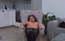 Mature NL: Milf italiana muestra su cuerpo físico caliente y se masturba.