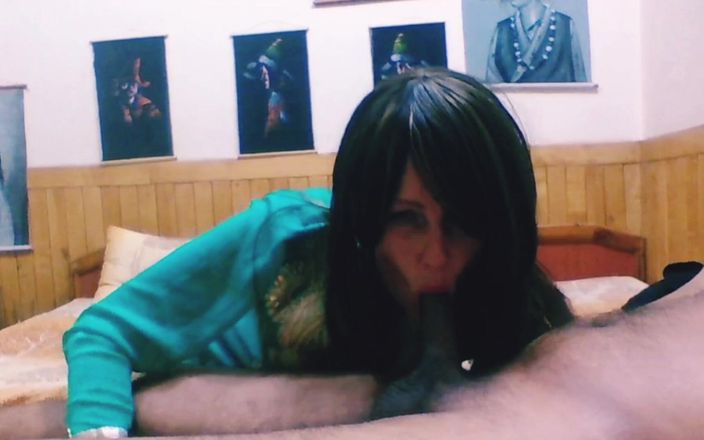 Bolly Karma: Stiefmoeder in eigengemaakte porno voorovergebogen en pik zuigen