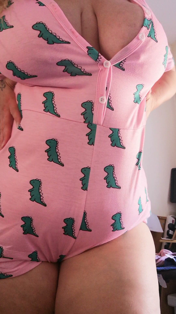 Kitty Queen: 봇티를 흔드는 금발 밀프 Kitty Queen, 후장 퍼뜨리기, 젖탱이 떨어뜨리고 보지 퍼뜨리기 - 육덕 통통한 미시 집에서 만든
