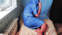 Kitty_Cross: Awek transeksual cantik memakai mata glittery di cermin