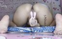 AmPussy: Une Asiatique amateur se masturbe avec un vibromasseur lapin