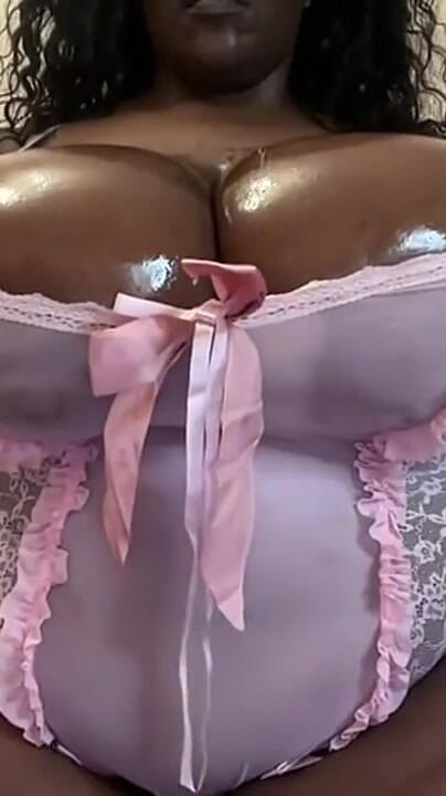 Legendary Booty Overdose: Negra grandota provoca tetas