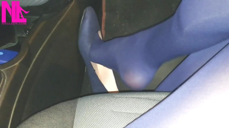 Nyllady: Dangling and shoeplaying i blå strumpbyxor och blå lägenheter på...