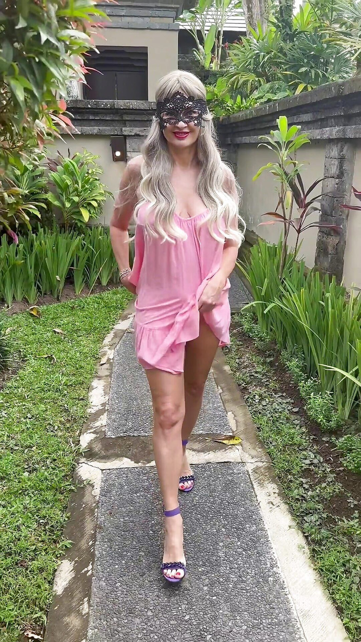 HorneyMilf: Bali Adası'nda yüzme havuzunda çıplak orta yaşlı seksi kadın