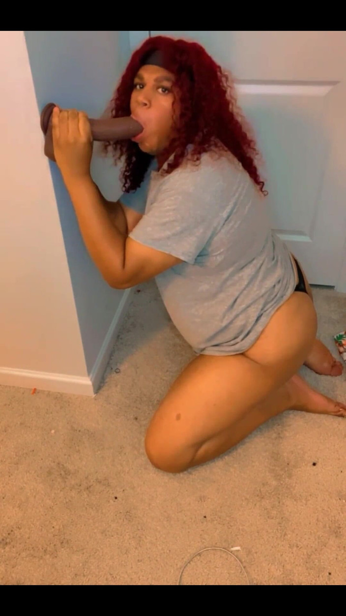 Hicktown_hoochi: På mina knä suger en BBC -dildo