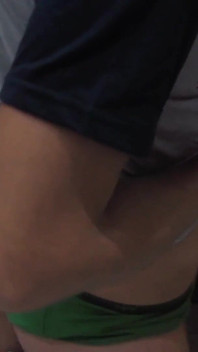 Nadržený jock nosí jeho svůdné spodní prádlo hardcore