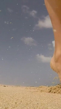 Необрізаний нудист працює з стояком на державному пляжі