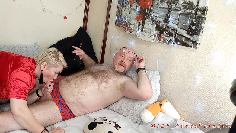 AimeeParadise: Dojrzała dama w czerwieni ssie penisa