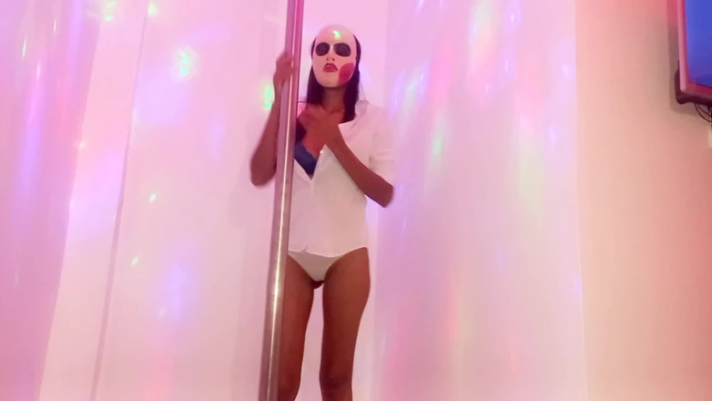 NEGRITA SEXY: Erotic Brunette Decided to Dance on a Pole Since She...