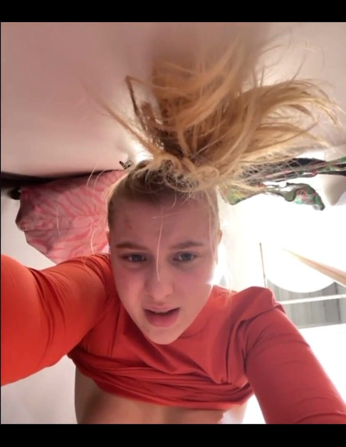 JuiceLussie: Scopata anale estrema e squirt in un luogo