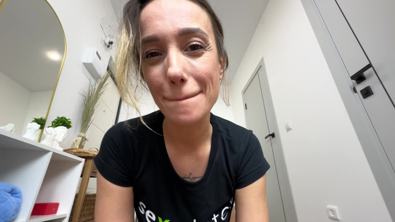 Mary Frost: Repartidora de pizza de Sexdater follada en el pasillo mientras...