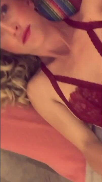 Chelly181818: Dame in rot, kaum da in dessous