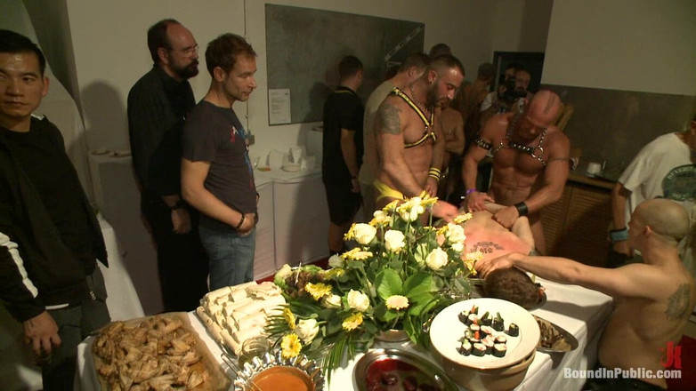 Bound in public: Hustlaball Berlin 2012 - Ich Bin Eine Deutsche Schlampe