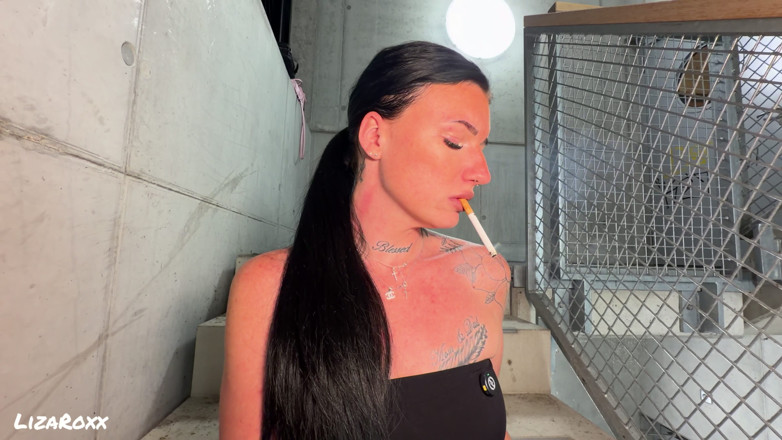 LizaRoxx: Smoked and Squirted in the Parking Garage