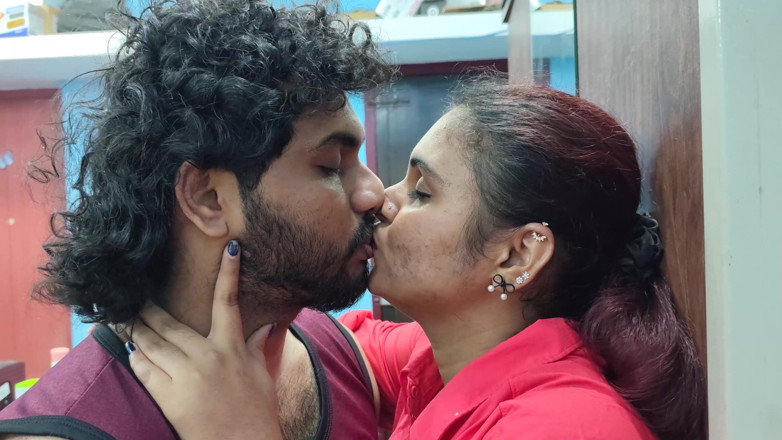 Vaigavarun45: Serrure à lèvres sexy dans un t-shirt et une chemise