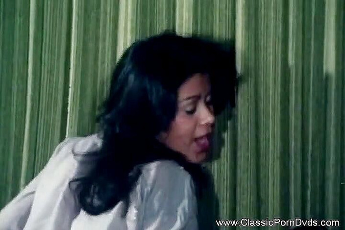 Classic Porn DVDs: Esmer piliç amcığını oynuyor