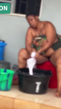 Mamá africana hace múltiples tareas en un domingo por la mañana