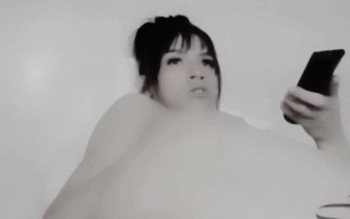 Afryca: Krásná mexická transsexuální influencerka masturbuje, dokud se neudělá