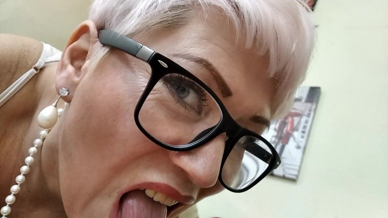 AimeeParadise: Ik sla mijn sletvrouw met een lul op haar lippen...