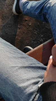 Fata a fost surprinsă să vadă un tip masturbând pula în parc și să-l ajute să ejaculeze