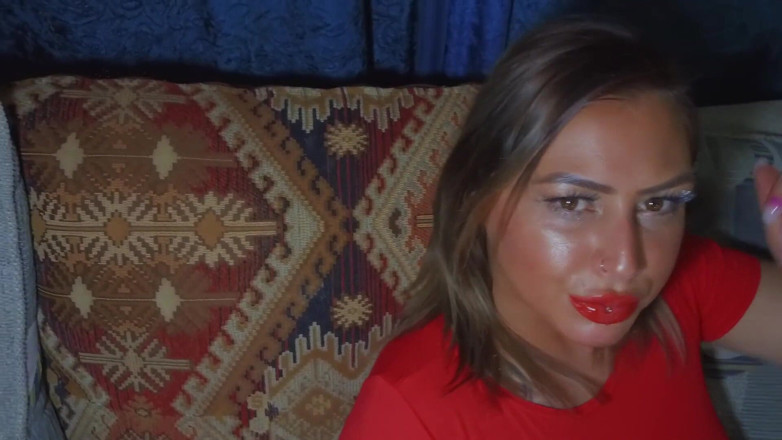 MILF MAFIA: Chav Inggris merokok dengan lipstik merah