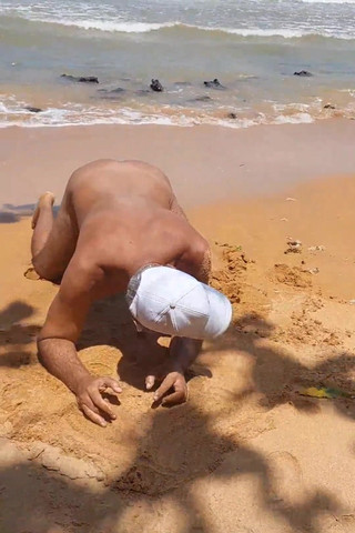 Ladysilvas: 해변에서 알몸으로 핫한 엉덩이를 보여주는 Ladysilva