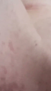 Scoopcake krijgt haar eerste creampie en cumshot van een grote pik op haar strakke warme poesje