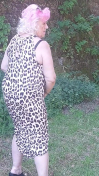 Une salope mature se doigte la chatte dehors jusqu’à l’explosion