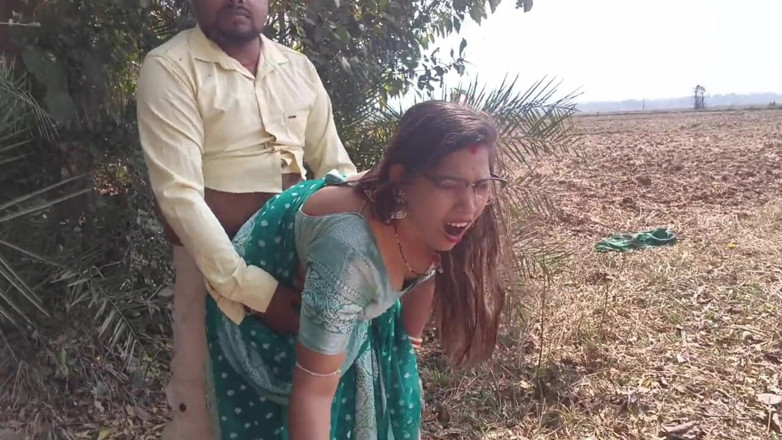 Sona bhabhi: Бенгальская сексуальная деревенская жена бьет своего мужа и встречается со своим бойфрендом на улице, бенгальское секс-видео