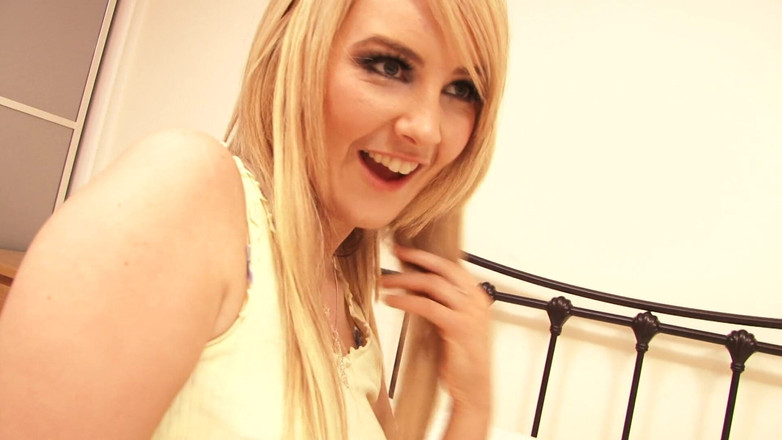 Solo Sensations: Glazen dildo is de beste vriendin voor sappige blonde schoonheid...