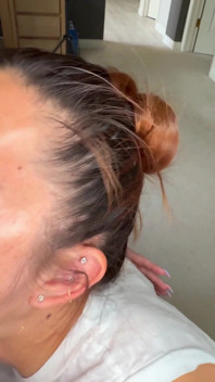 Une coloc trans se fait prendre en train de regarder et veut se joindre à elle