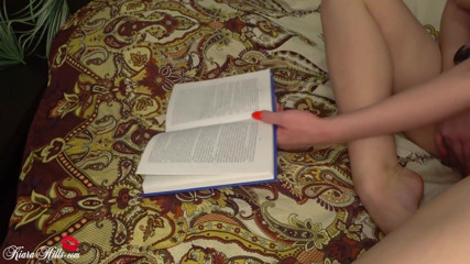 Kiara Hills: Une étudiante sexy joue avec sa chatte après ses lectures - orgasme...
