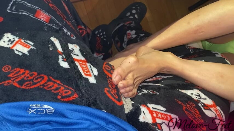 Naelor: Melove will Naelor mit ihren sexy Füßen und langen zehen...