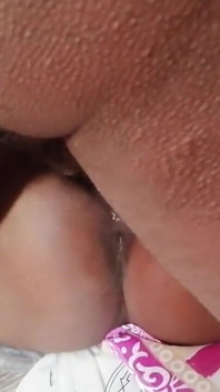 Ho mostrato alla cameriera un video di sesso e la sua figa era bagnata parte 2