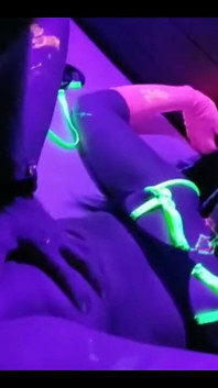 Fluo Party... Cowok ini ngentot aku di klub swinger