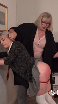 그녀의 귀에 당기고 처벌