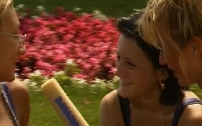 German Amateur Videos: Любительське відео пестощів пальцями пизди з німецькою красунею на публіці