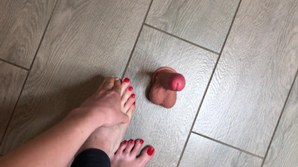 Homemade_Handjob: Pies clavados rojos sexy juegan con un consolador