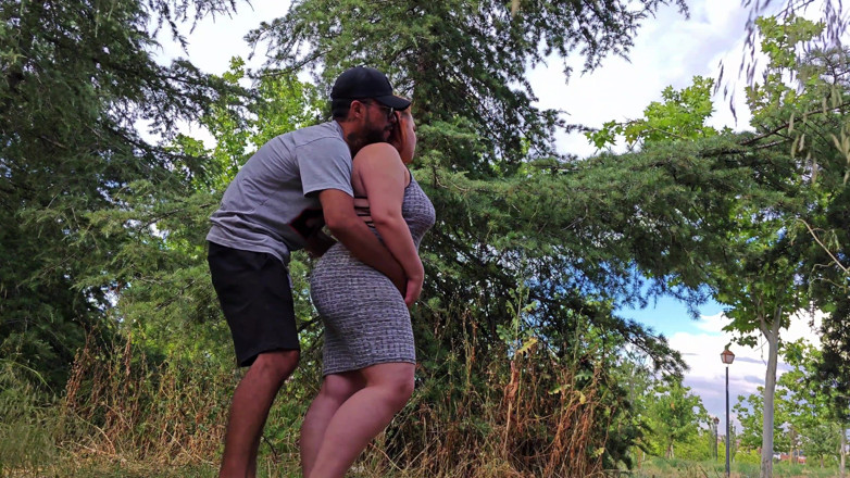 Latincurvyredhead: Berkongkek di taman dengan jiran saya